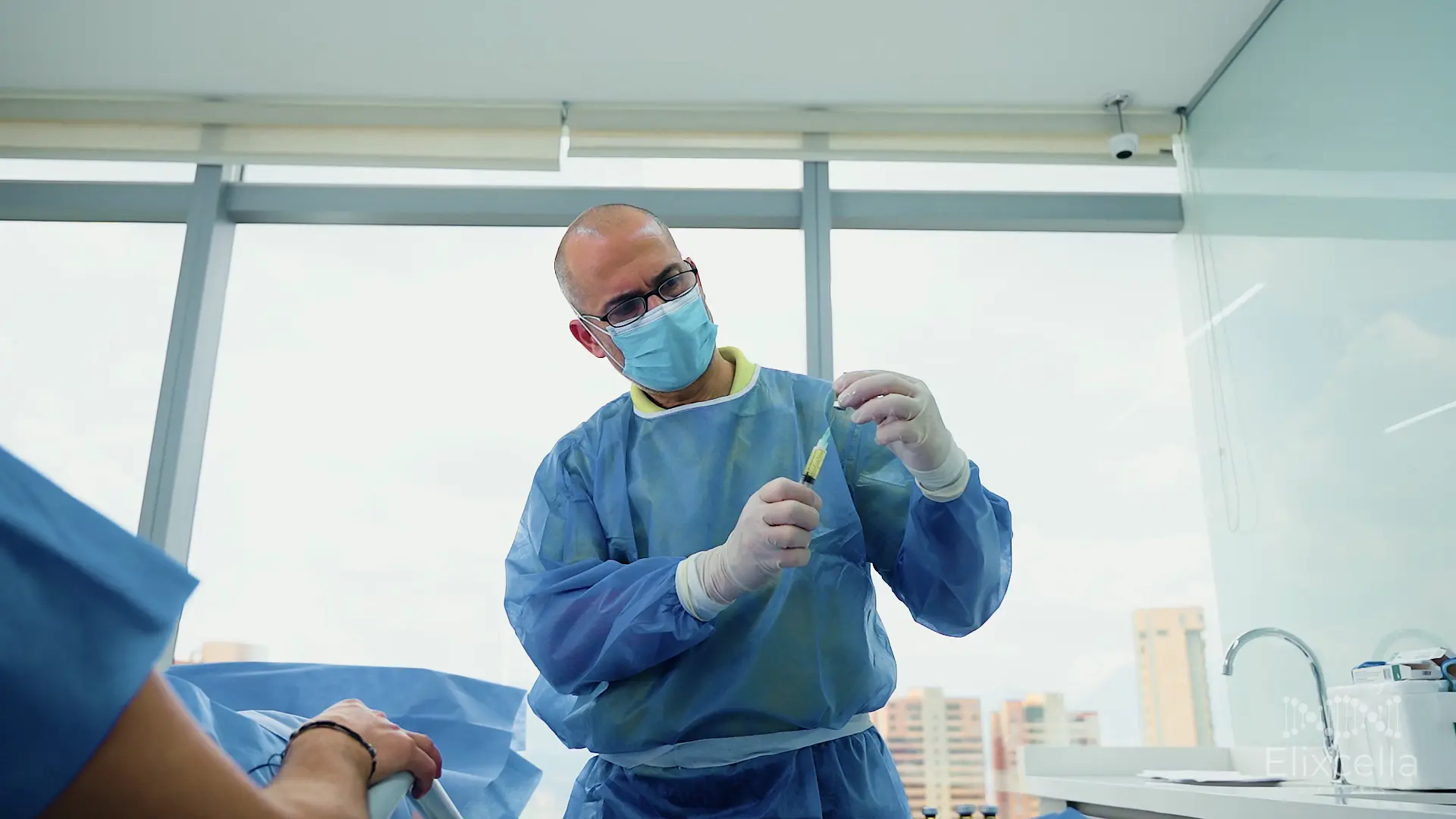 El Dr. Felipe, médico principal de medicina regenerativa en Colombia Care Medellín