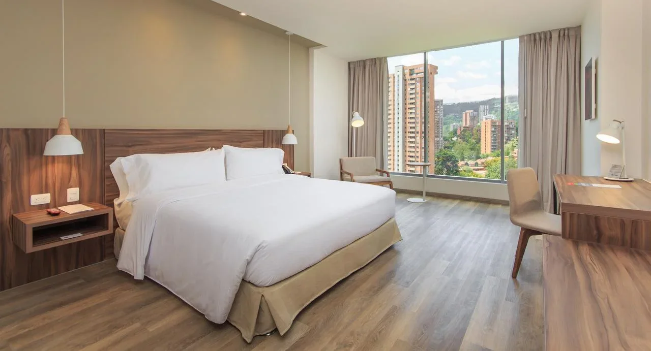 Habitación de hotel en El Poblado con vistas a la ciudad de Medellín — alojamiento aliado