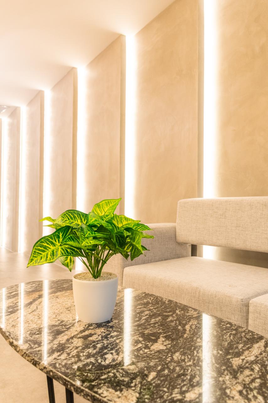 Clínica Colombia Care — recepción y sala de espera acogedoras en Medellín