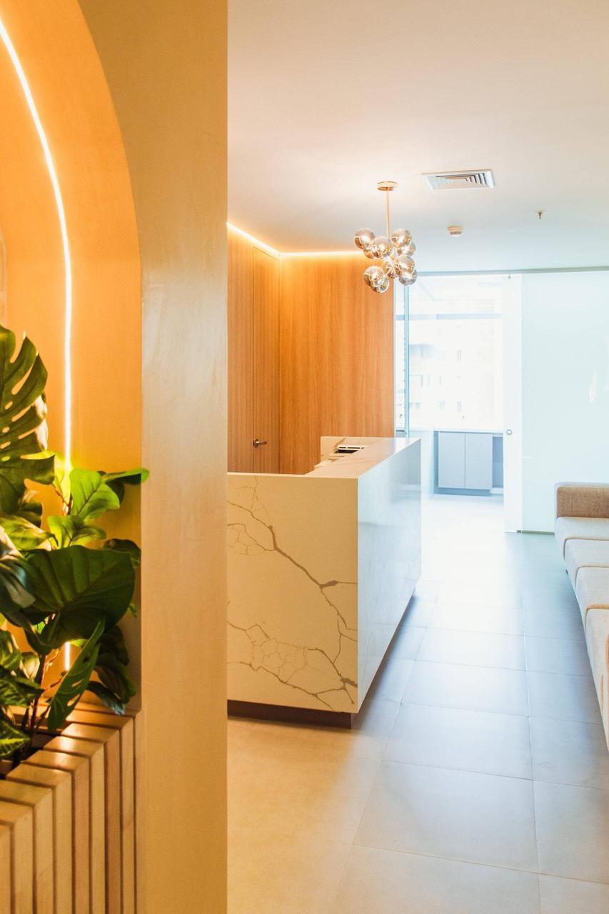 Sala de espera y lounge para pacientes en Colombia Care Medellín